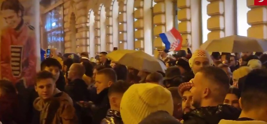 „Имаме шампиони“: Цел плоштад во Загреб пее по победата на Хрватска