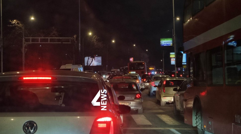ФОТО: Сообраќајка кај Ист Гејт го допарализира Скопје, граѓаните нервозни