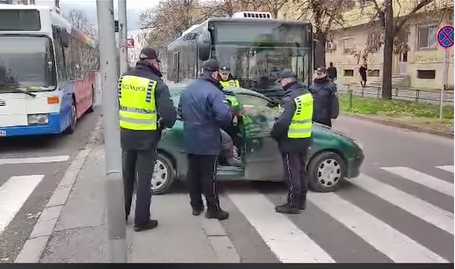 ВИДЕО: Скопјанка со автомобил проба да помине на пешачки, полицијата ја „почести“ со казна!