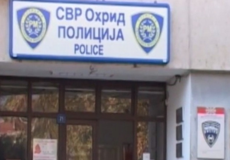 Тројца работници од Охрид повредени откако врз нив паднал товар од камион