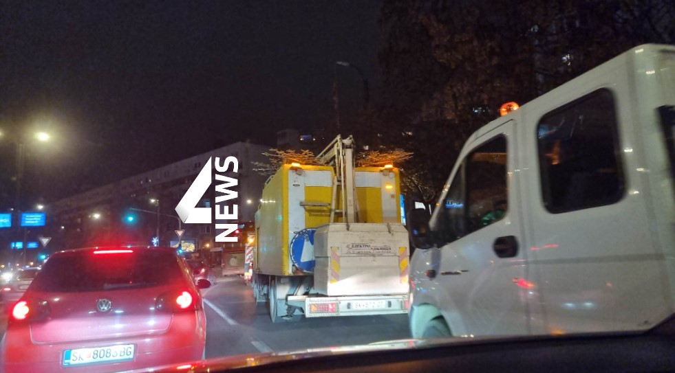 ФОТО: Конечно започна новогодишното украсување на Скопје