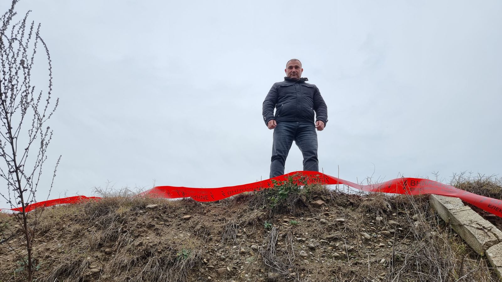 ВНИМАВАЈТЕ: Опасна бездна на кејот на Вардар во Аеродром – длабока е 30 метри, Ангелов изврши увид