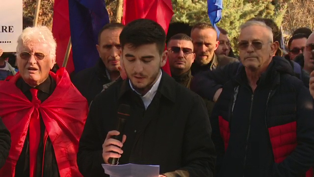 Албанци протестираат пред Амбасадата на Србија во Скопје