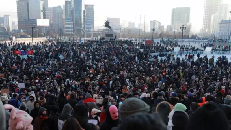 Демонстранти се обидоа да упаднат во Владата на Монголија, големи протести!