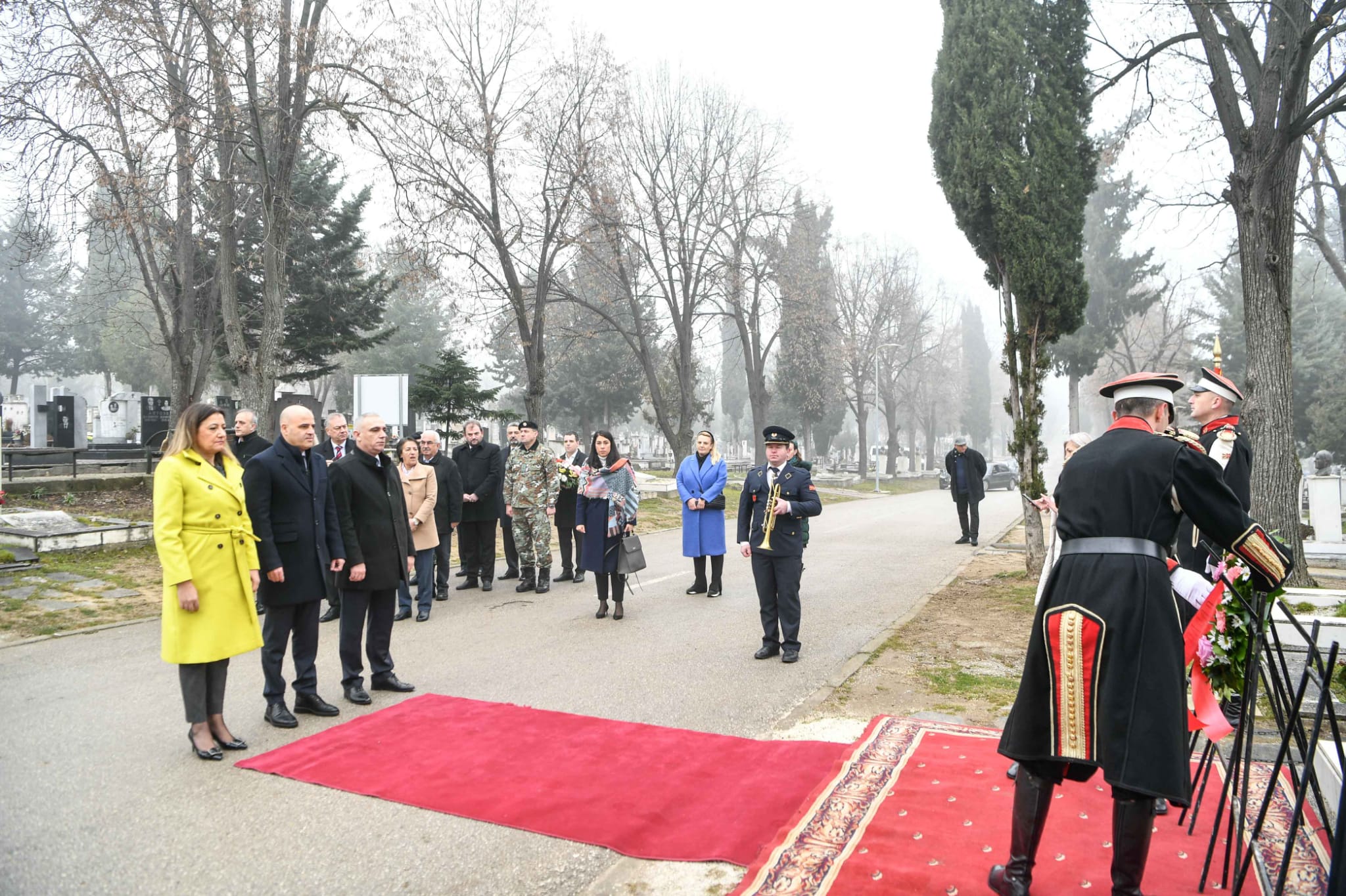 Владина делегација положи цвеќе на гробот на претседателот Глигоров