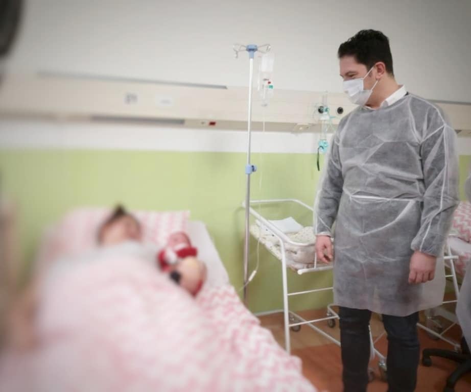 ФОТО: Сали и Тренчевска го посетија првото бебе на ГАК Скопје – му подарија златник