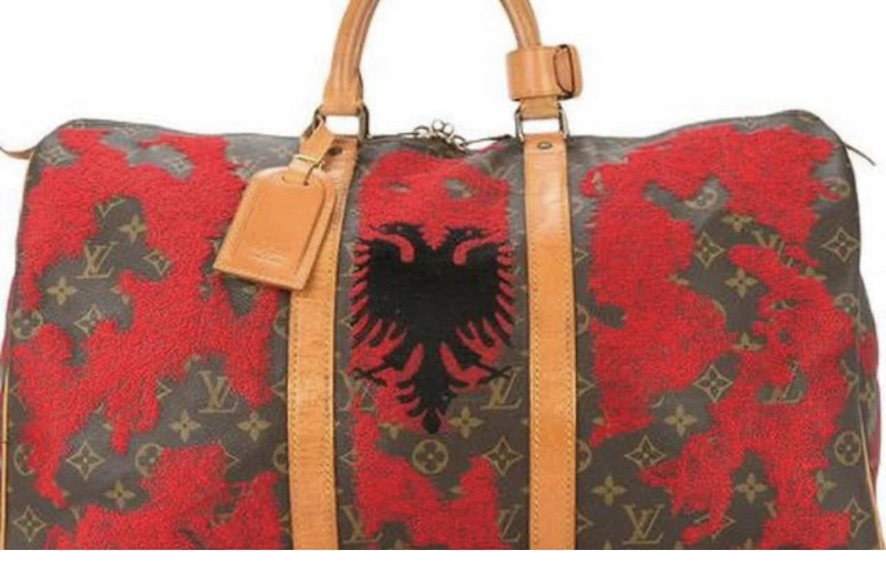 (ФОТО) Рама се пофали: Нова чанта на Луј Витон со најубавото знаме на светот – албанското