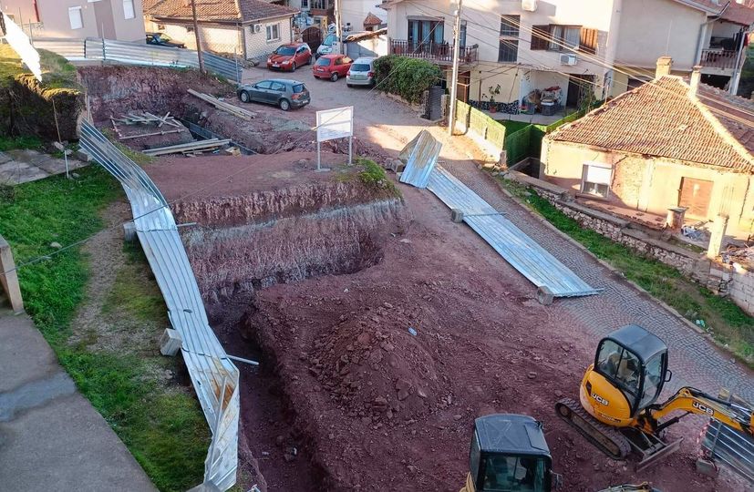 Бадникари ќе настрадале откако се урнала заштитната ограда од градилиштето до зградата „Промаја“ во Штип