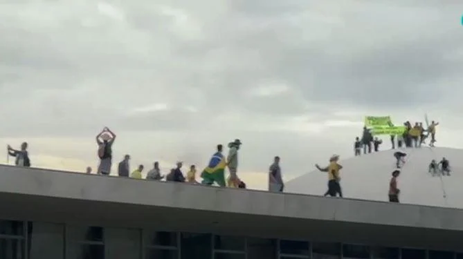 Поддржувачите на Болсонаро повикуваат на мега-протести, повеќе од 700 луѓе се во притвор
