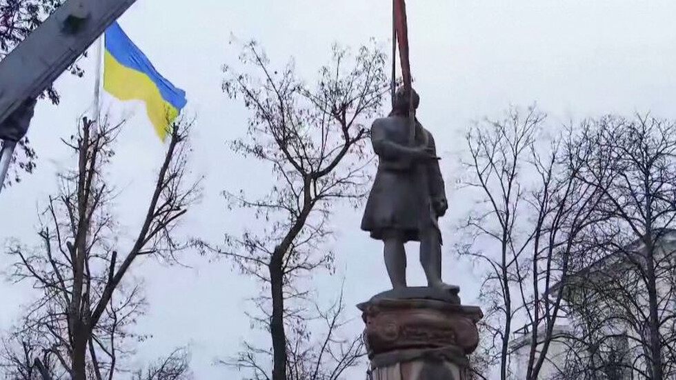 ВИДЕО: Отстранета статуата на Ломоносов, која стои пред музејот во Днипро