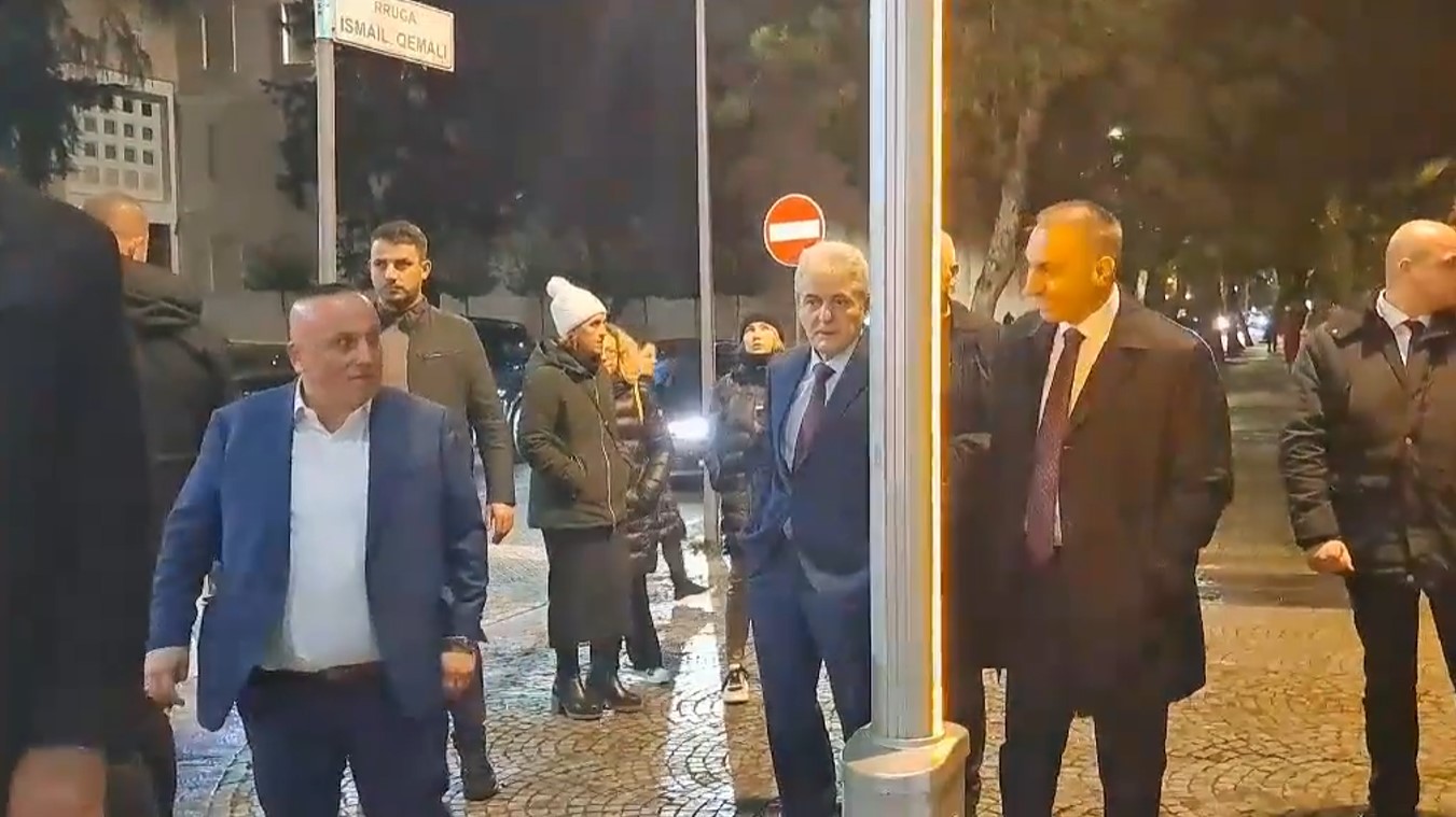 Започна средбата во Тирана – Ахмети пристигна во придружба на Груби