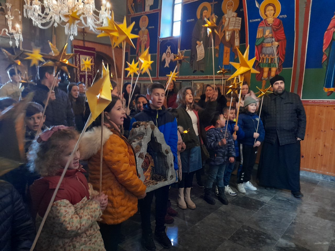 Шеесеттина деца во бадниковата поворка во Дебар и Ростуше