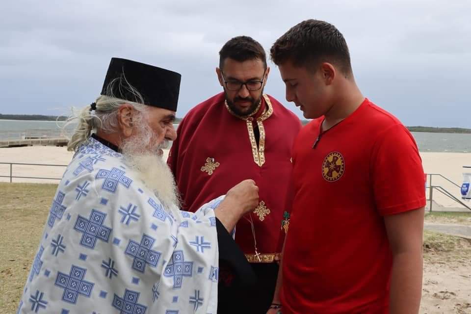 ВИДЕО: Водици во Сиднеј, Австралија, прв до крстот стигна Александар Јован Вељаноски