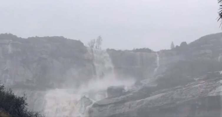 5-годишно момче однесено од поплави во Калифорнија (Видео)
