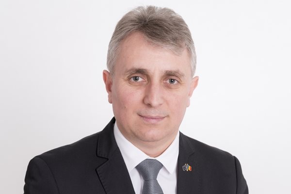 Романскиот министер за внатрешни работи ја преработи својата докторска дисертација