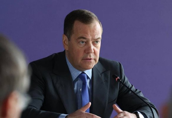 Дмитриј Медведев: Тенковите испорачани во Украина наскоро ќе одат за отпад