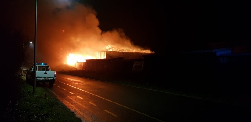 Дискотека на плажа изгоре во пожар, гости со изгореници во Бугарија