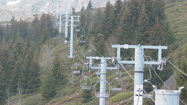 На Шапка нема снег, нема ниту туристи