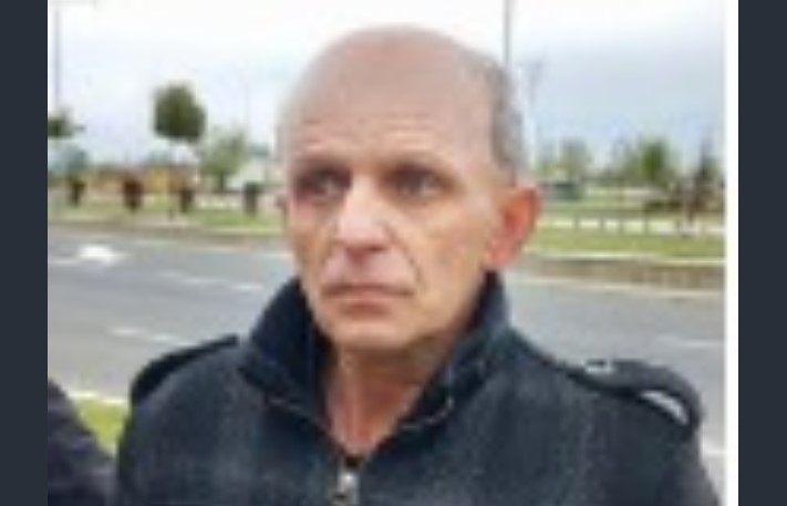 Внимавајте: Шета низ Скопје и се преправа дека е од САД – бара пари од граѓани, но доколку не добие можно е и да нападне!