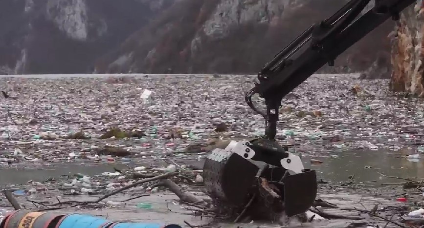 ФОТО: Ова е реката Дрина, покриена е со тони ѓубре