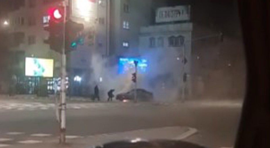Автомобил се запали во центарот на Скопје