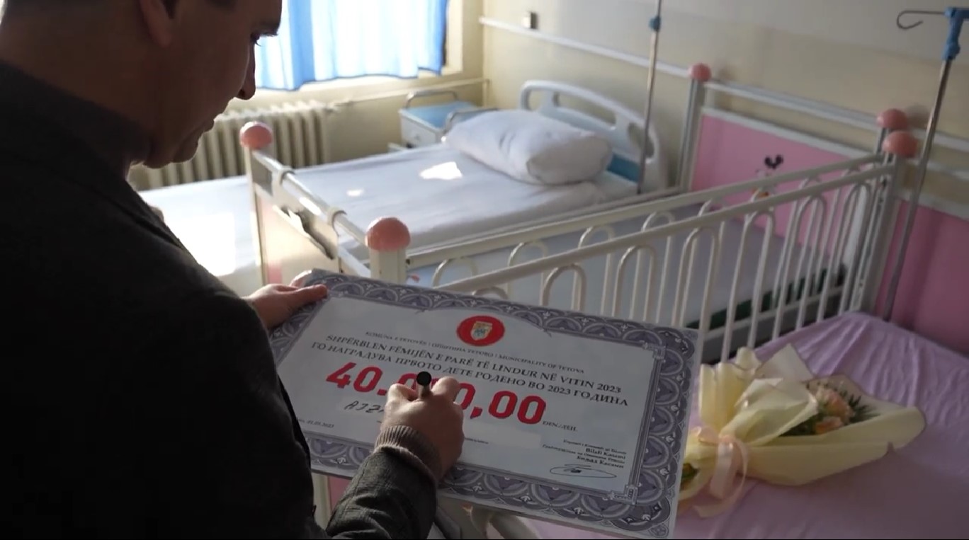 Женско е првото бебе во Тетово – Касами на семејството му подари ваучер од 40 илјади денари