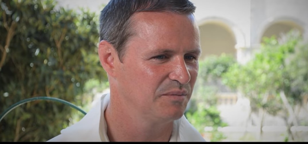 Поранешниот играч на Манчестер Јунајтед денес е свештеник: „Имав се, но бев несреќен“