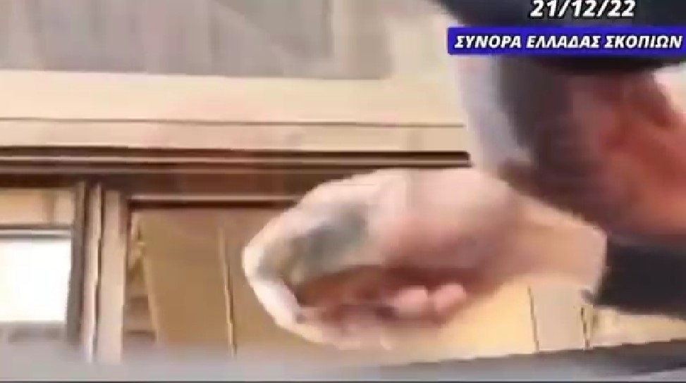 ВИДЕО: Грци снимија македонски граничар како бара „подарок“