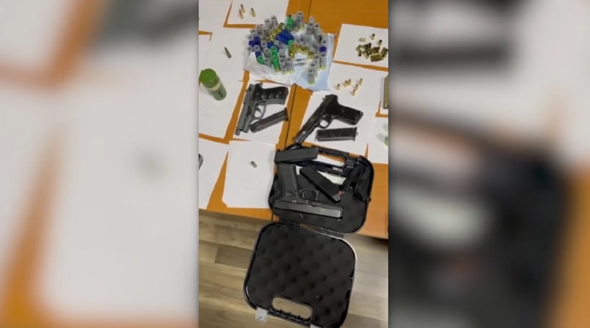 ВИДЕО: Претрес во тетовска Шипковица – пронајдена поголема количина оружје и муниција