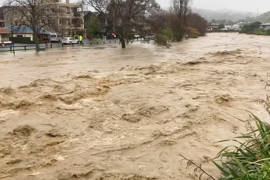 Поројниот дожд во Нов Зеланд однесе три животи, еден се води како исчезнат