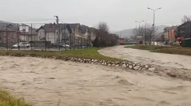 ВИДЕО: Големи поплави во јужна Србија, двајца исчезнати