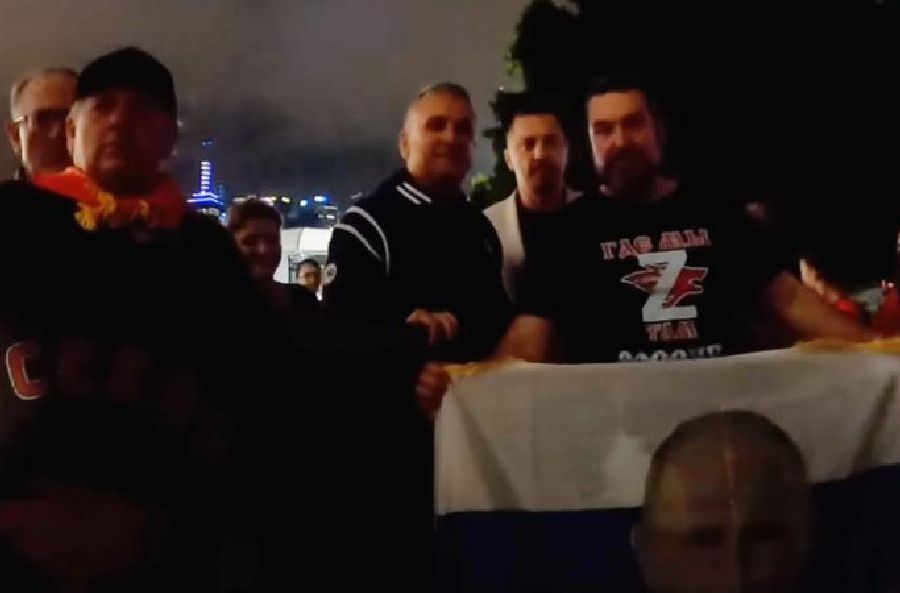 Таткото на Ѓоковиќ предизвика скандал позирајќи со поддржувачи на Путин