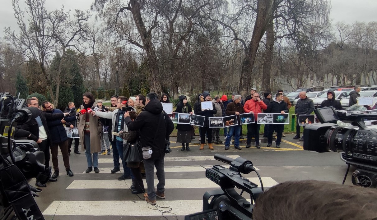 Група уметници протестираат пред Град Скопје, бараат директорот да биде избран со конкурс
