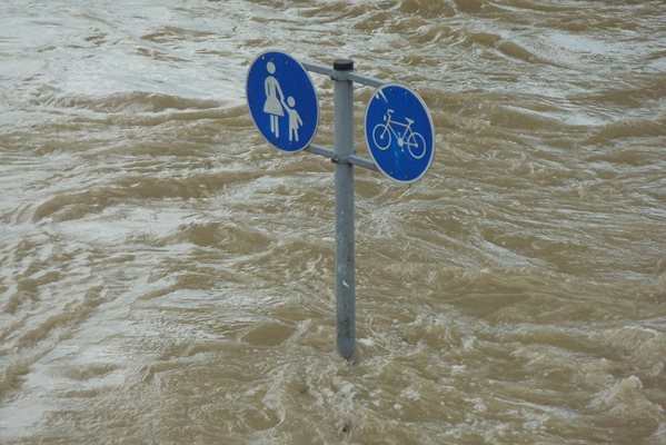 Бројот на жртви од поплавите во централен Виетнам се искачи на 35