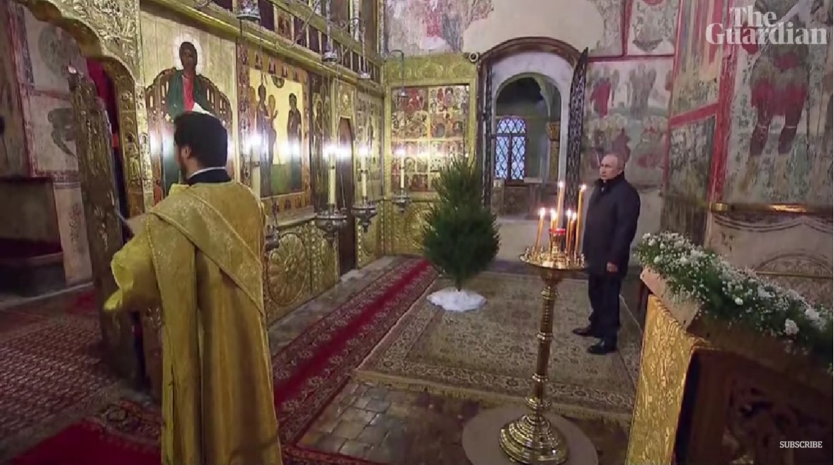 ВИДЕО: Путин сам на миса во катедралата во Кремљ