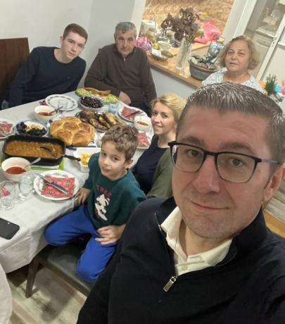 Бадникова вечер кај семејството на Мицкоски: „Мајка ми го приготви лепчето, а Рози трпезата“