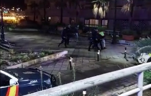 Маж со мачета провалил во две цркви во Шпанија, има жртви и повредени (Видео)