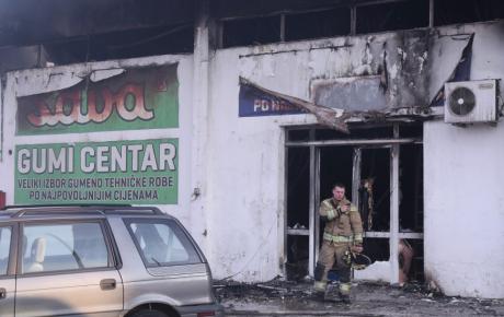 Голем пожар во Сплит, се запали магацин со автомобилски гуми