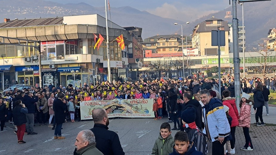 Повеќе стотици деца учествувааа на возобновената Бадникарска литија во Тетово