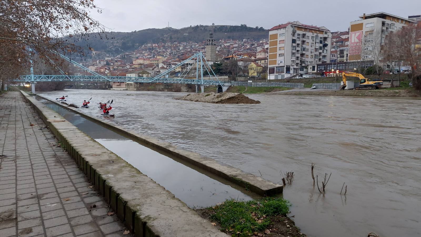 Нивото на реката Вардар покачено за половина метар во Велес, но ни тоа не ги спречи храбрите кајакари!