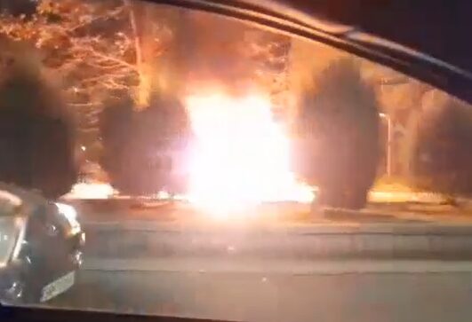 ВИДЕО: Астра се запали во Центар на Скопје, 21-годишниот возач не е повреден