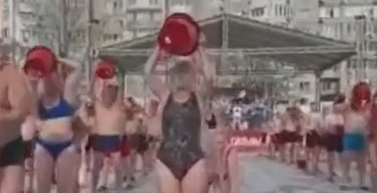 Бизарна снимка: Стотици Руси се полија во ладна вода за да ја поддржат војната