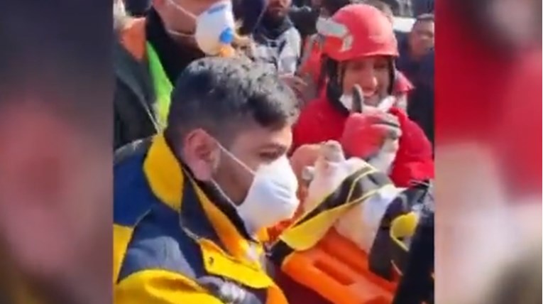 Двомесечно бебе и петчлено семејство спасени по 128 часа под урнатините