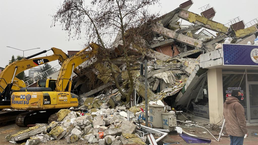 Бројот на загинати во Турција и Сирија надмина 1.800 по разорниот земјотрес