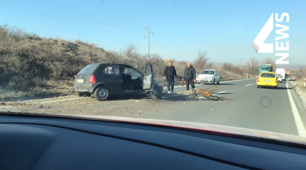 ФОТО/ВИДЕО: Тешка несреќа на патот Битола-Прилеп, автомобил се заби во дрво