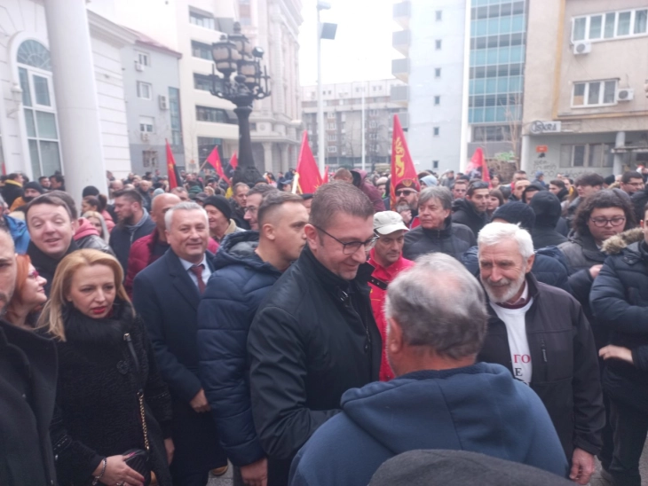 Делегација на ВМРО-ДПМНЕ, предводена од Мицкоски со група граѓани се упатија кон Свети Спас
