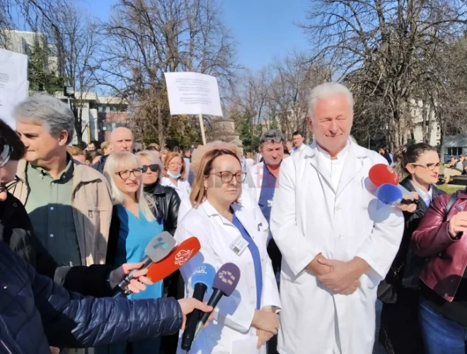 Протест на здравствени работници пред Клинички центар и ГОБ 8 Септември во Скопје