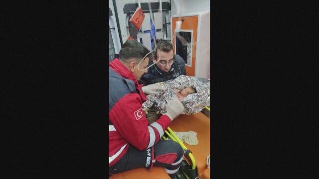 90 часа под урнатините: Спасени бебе старо 10 дена и неговата мајка