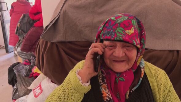 ВИДЕО: Гласот на утехата – војник се кажи со багер до разрушена куќа, за да може мајката да го чуе синот