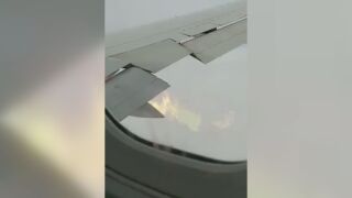 На видео се гледа како крило на патнички авион гори за време на летот